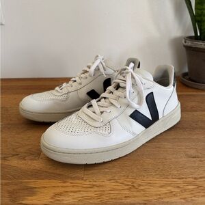 Veja V-10 White Black 8.5 Mens